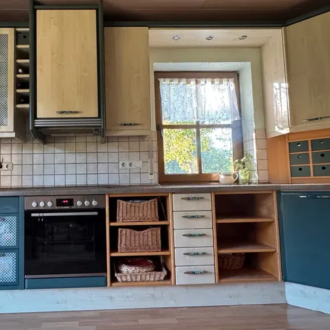 Foto der Kleinanzeige: Schicke L-Form-Küche in Holz-Optik & Petrolblau inklusive Markengeräten